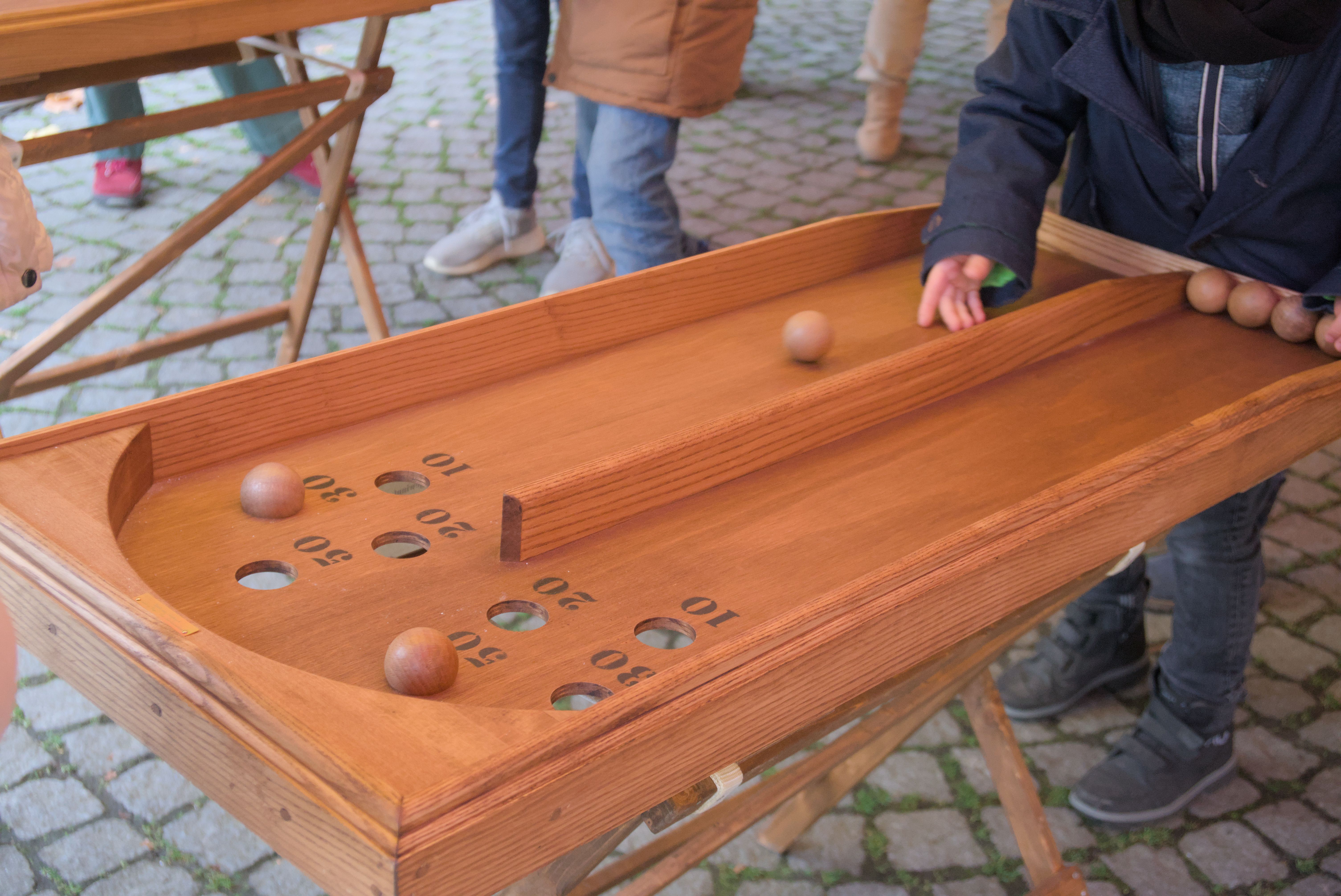 Traditionelle Geschicklichkeitsspiele aus Frankreich, hier das Spiel Double Chinois